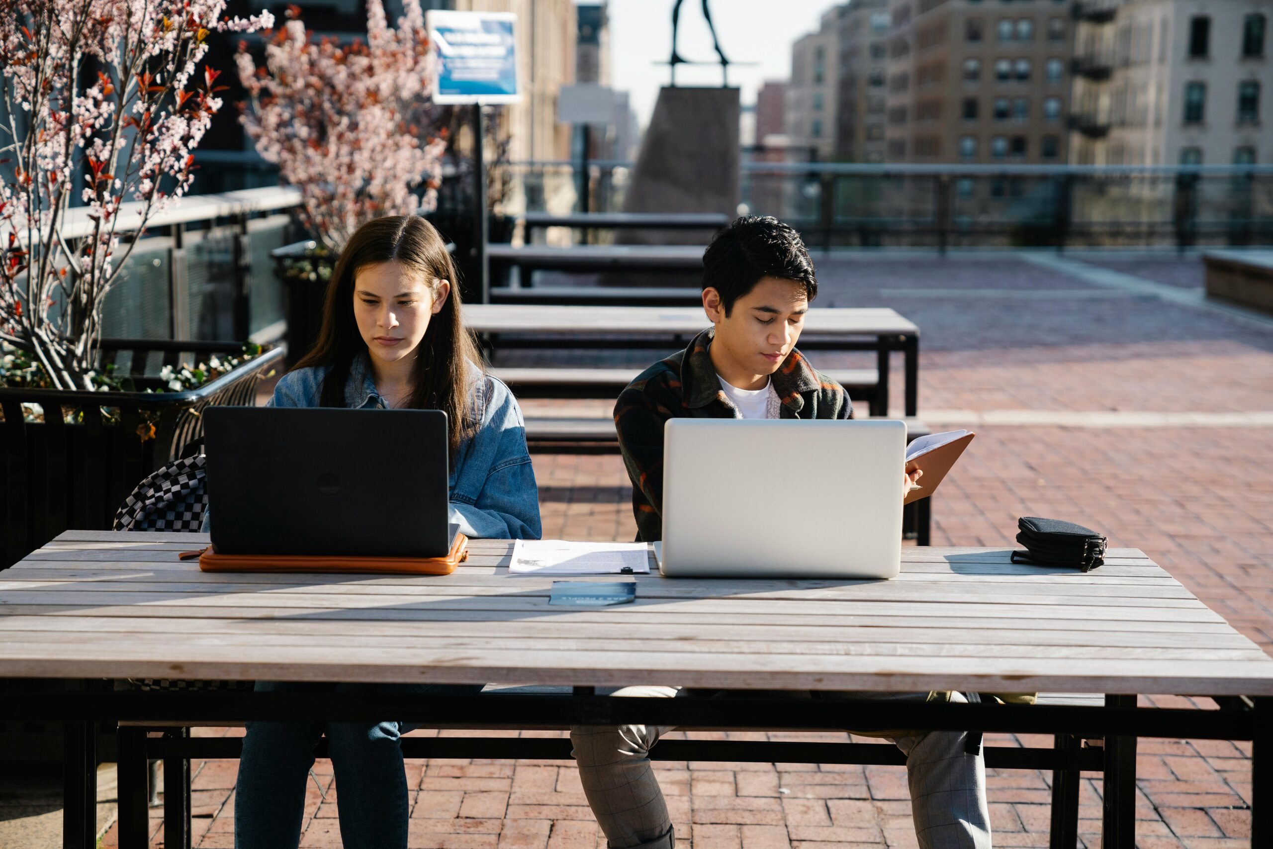 Los Mejores Trabajos para Nómadas Digitales en 2025: Oportunidades, Herramientas y Consejos