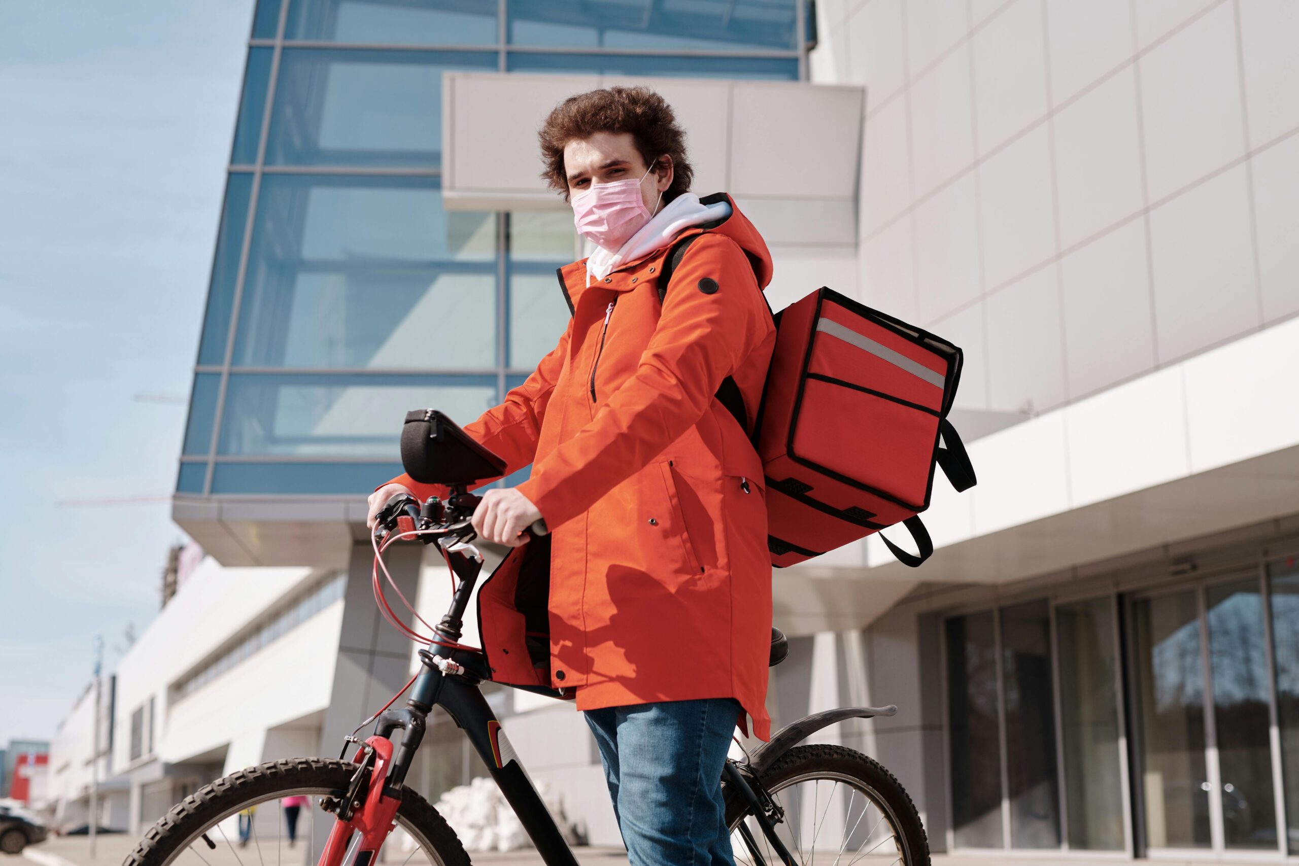 Repartidores en Moto y Bicicleta: Empleos en Delivery con Uber Eats, DoorDash y Más