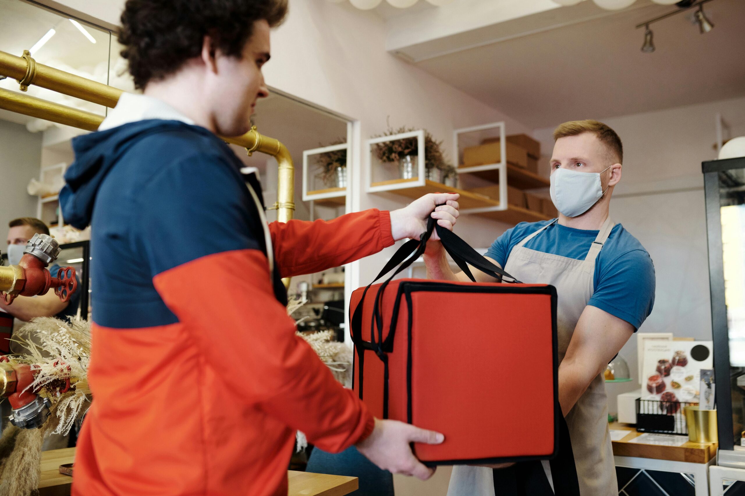 Repartidores en Moto y Bicicleta: Empleos en Delivery con Uber Eats, DoorDash y Más