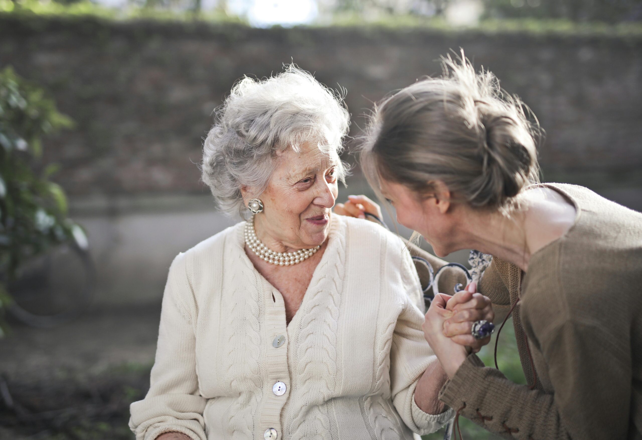 Cuida Ancianos y Gana Bien: Oportunidades y Certificaciones para Cuidadores de la Tercera Edad